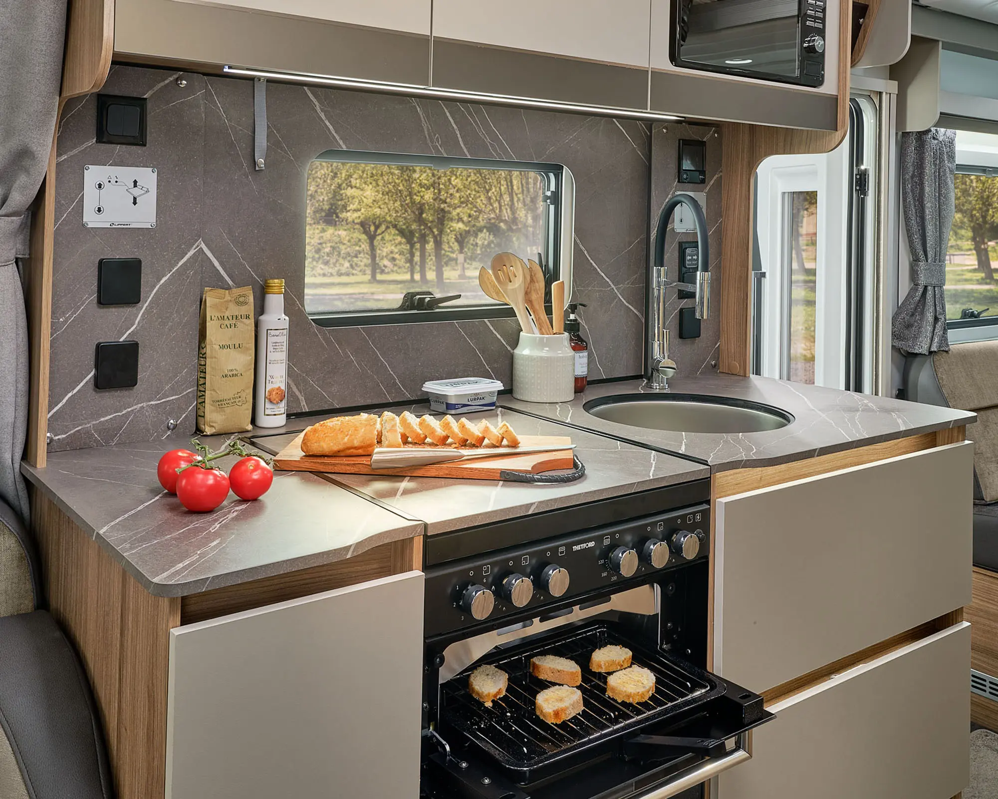 base_0002_Flexible and reliable cooking options with the Thetford combined oven, grill and dual-fuel hob