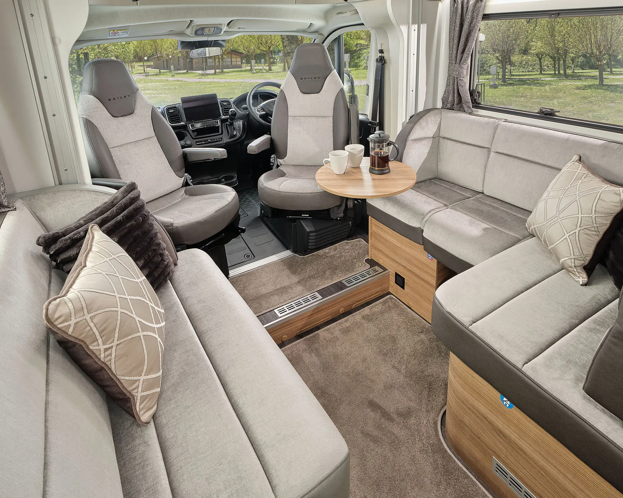 base_0003_Front lounge with 5 travel seats