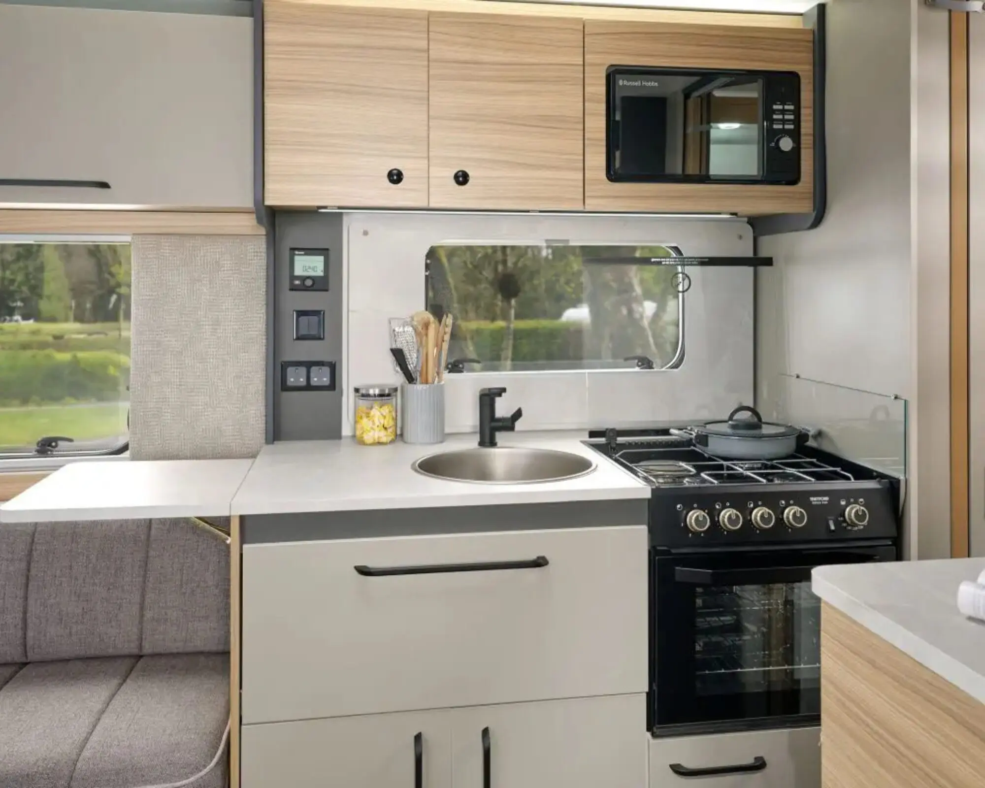 Phoenix Black 640 (2)