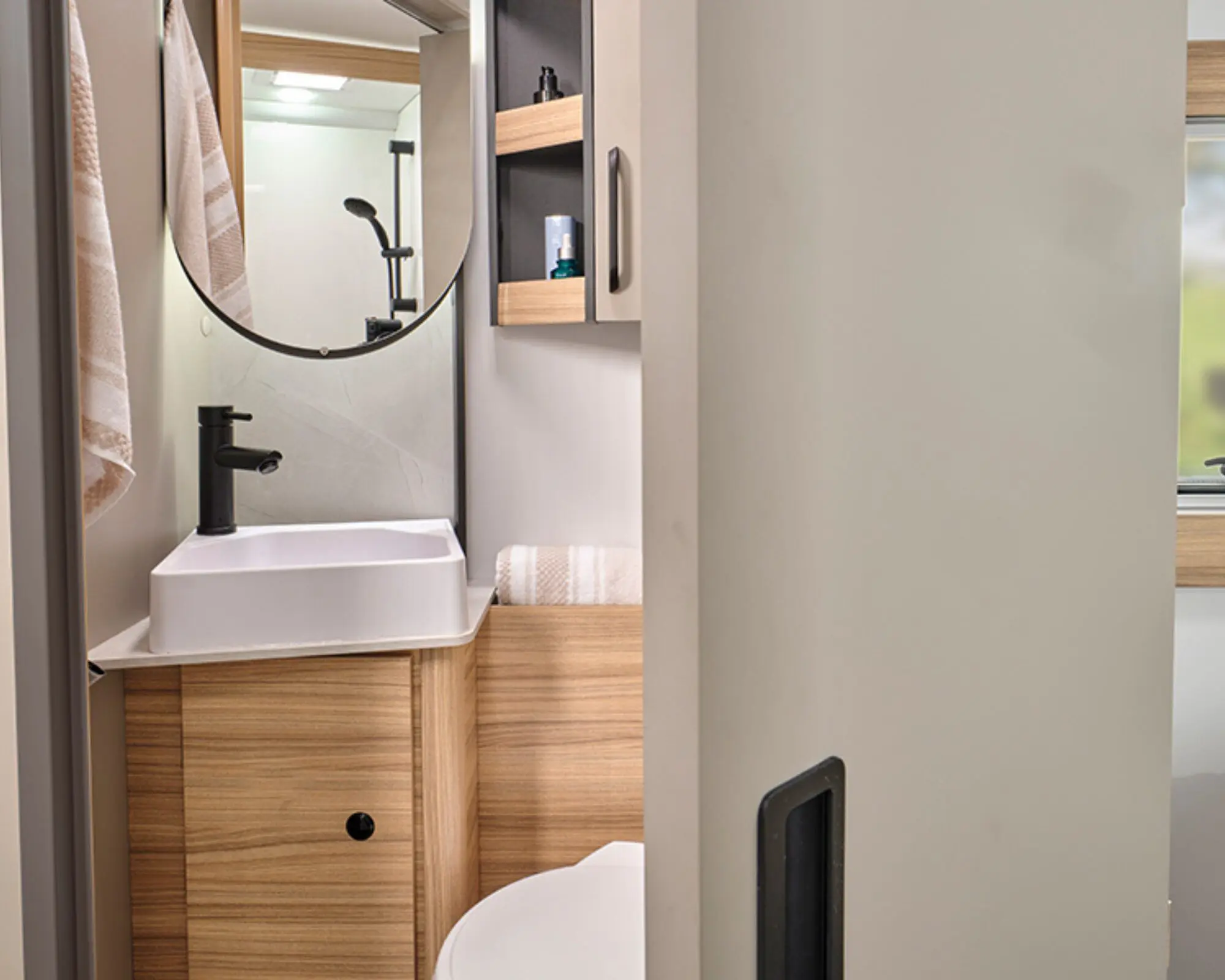 Phoenix Black 640 (4)