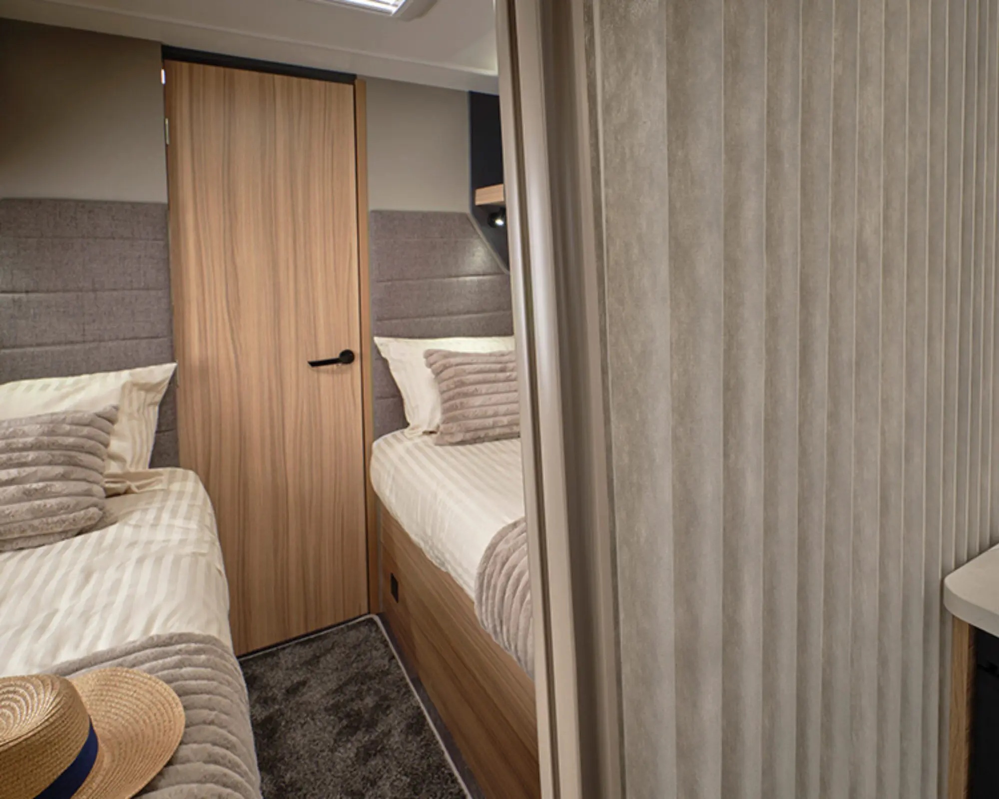 Phoenix Black 642 (5)