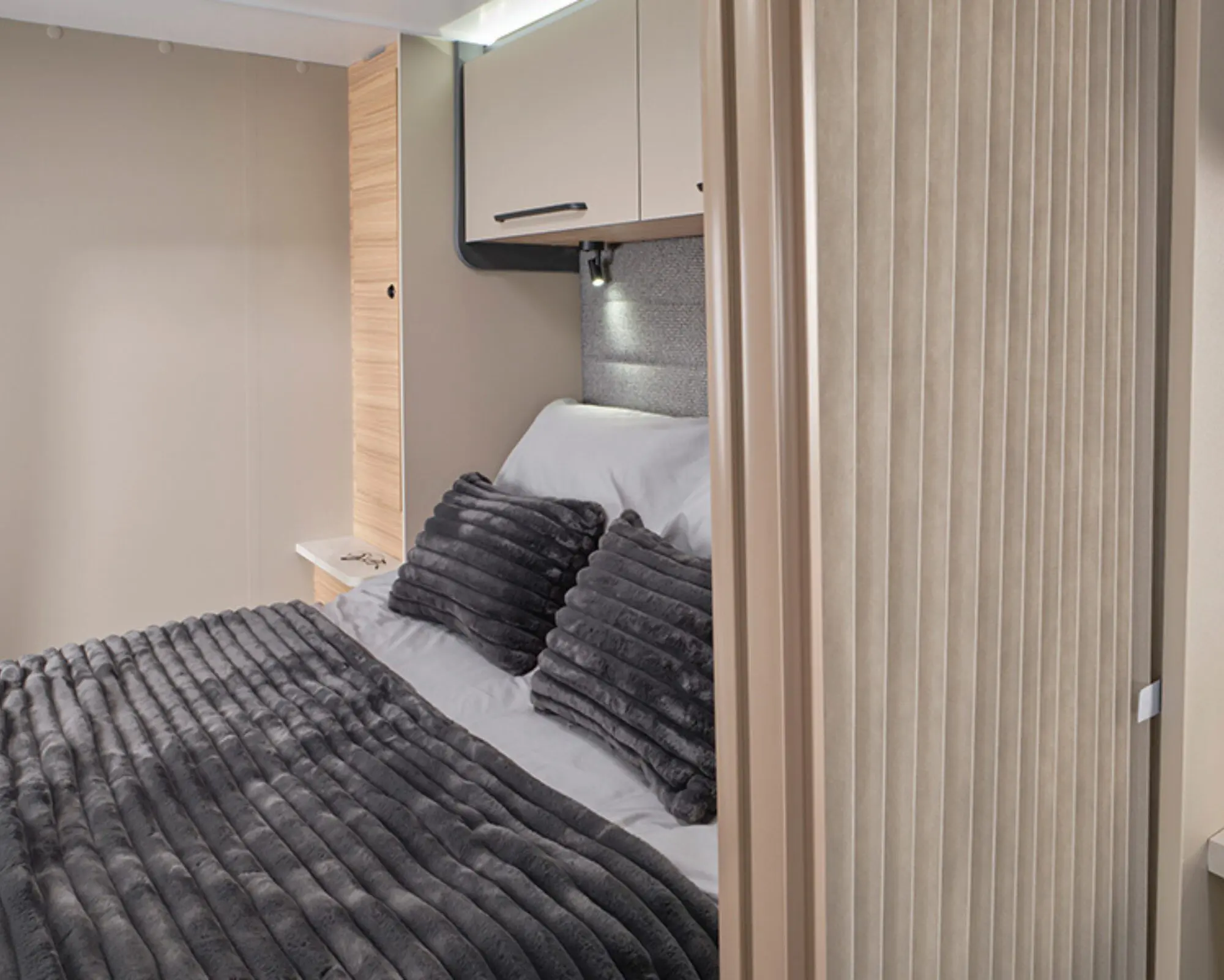 Phoenix Black 644 (3)