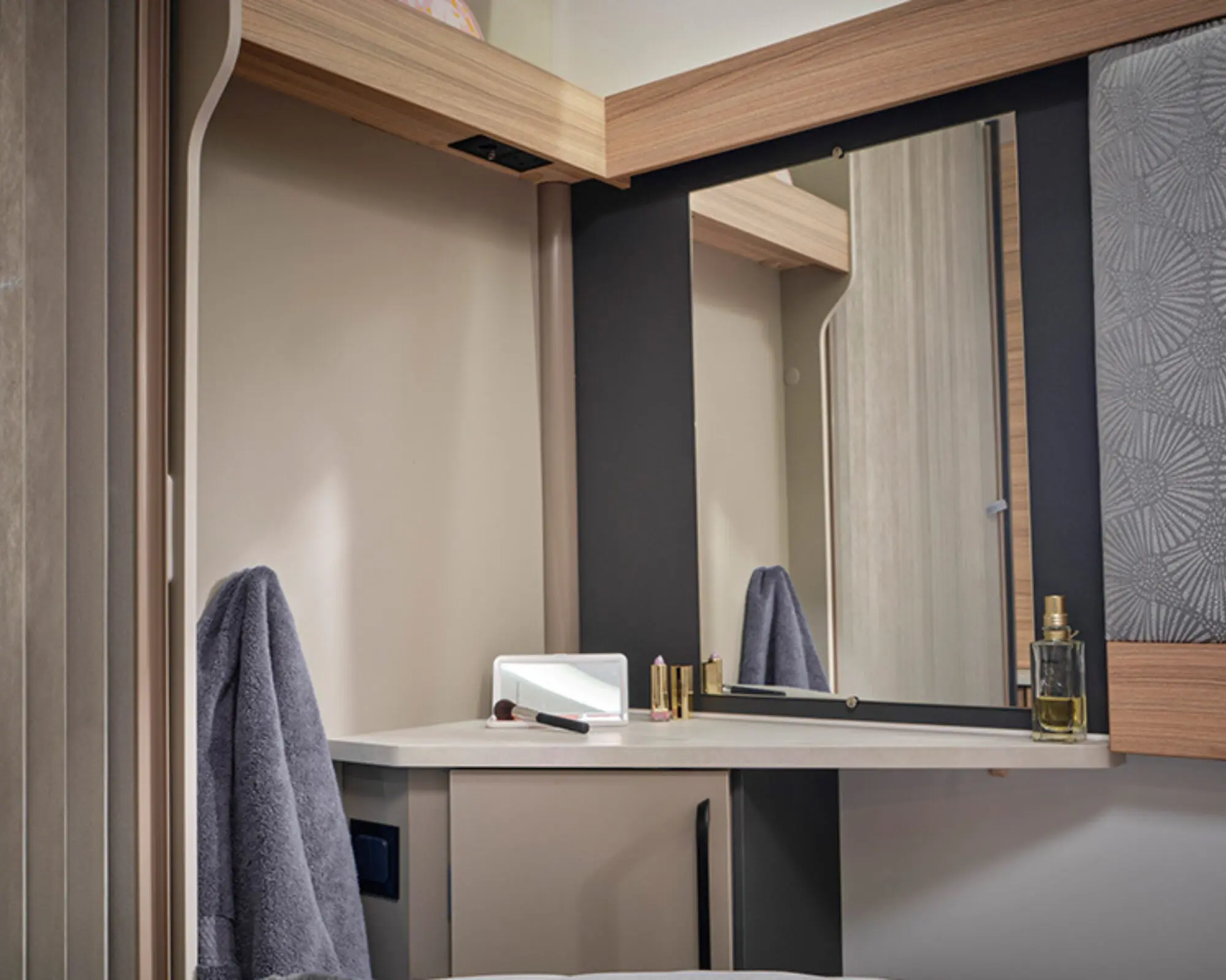 Phoenix Black 644 (6)