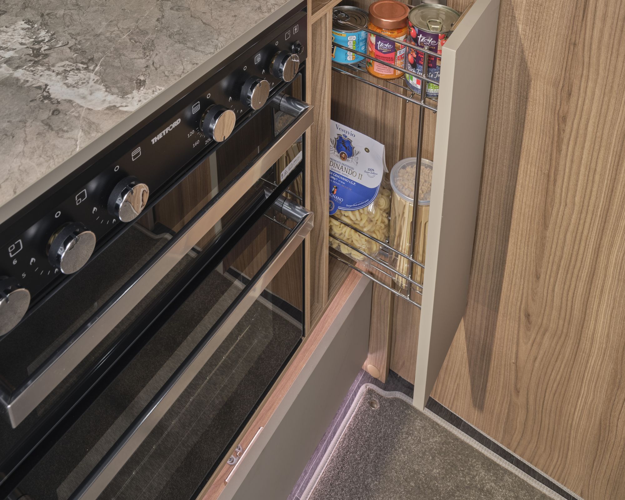 Oven, grill and pull-out pantry in the Bailey Unicorn Deluxe Cabrera 2027