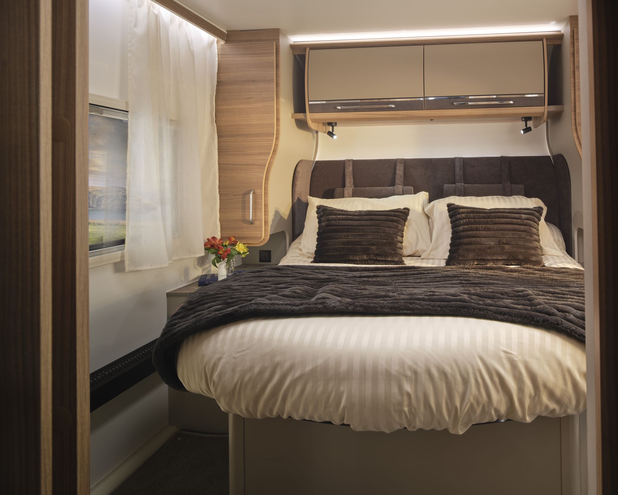 King-size island bed in the Bailey Unicorn Grande Cornella 2027