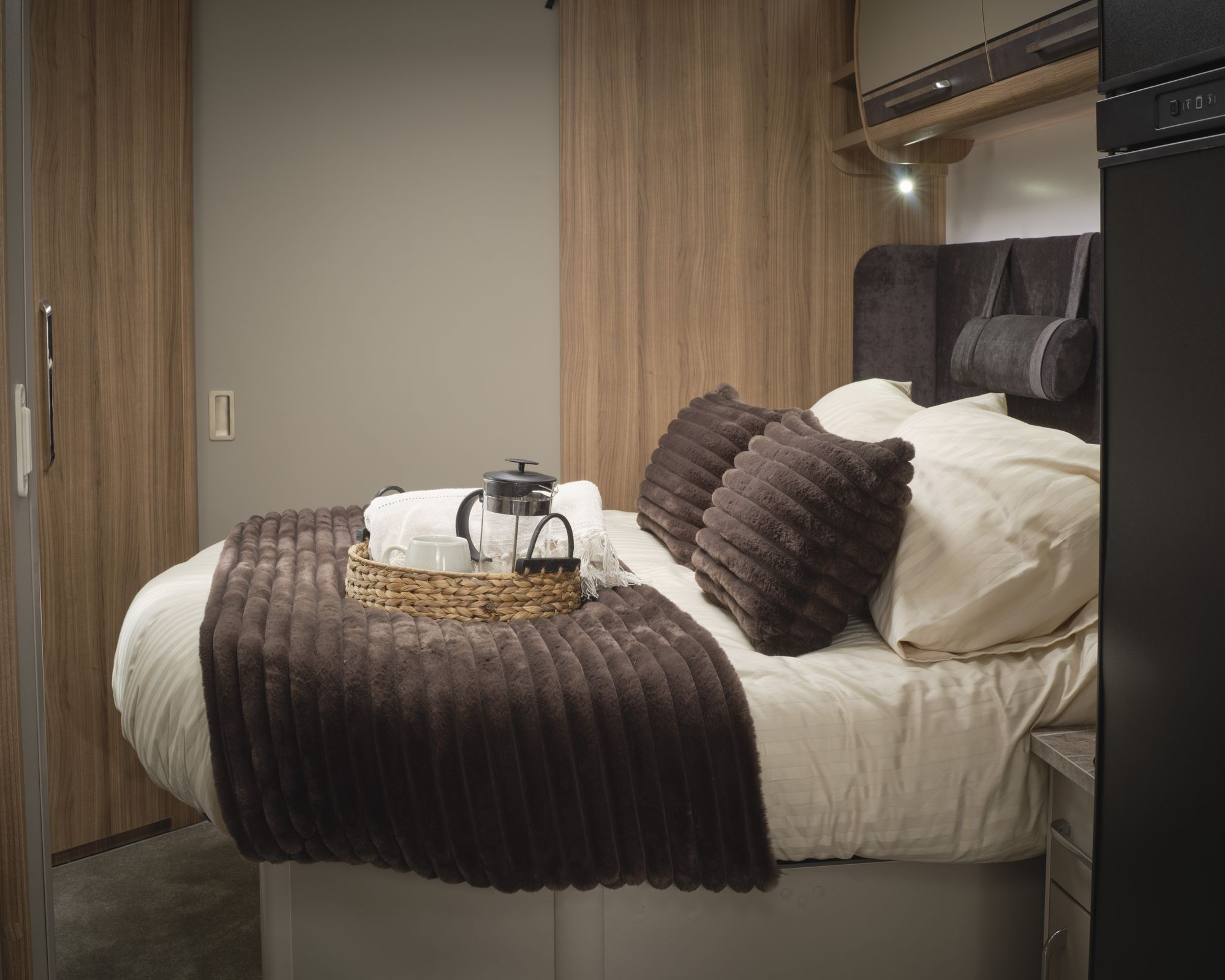 King-size island bed in the Bailey Unicorn Grande Lucena 2027
