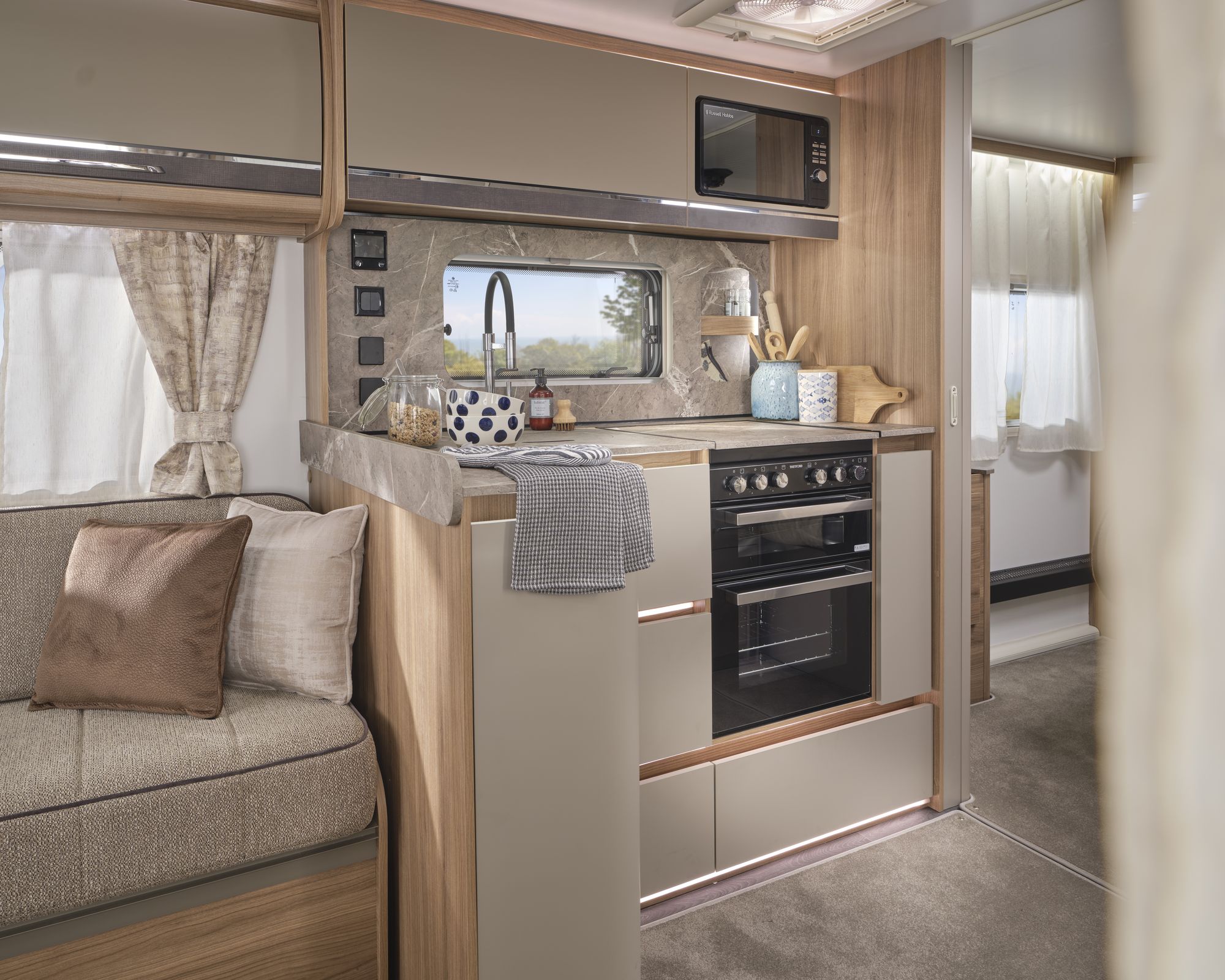 L-shaped kitchen and storage in the Bailey Unicorn Grande Lucena 2027
