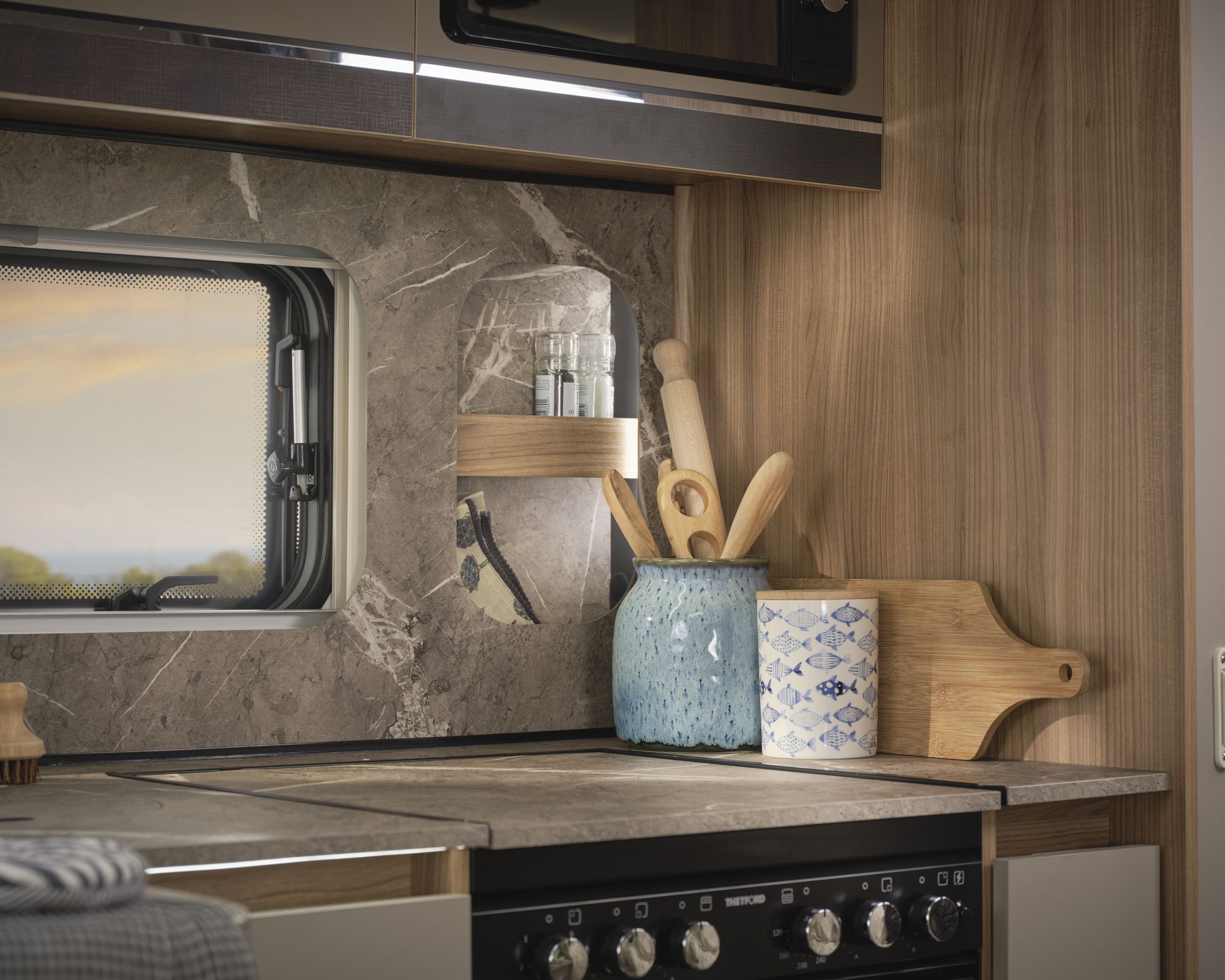 Kitchen with stone-effect splashback in the Bailey Unicorn Grande Lucena 2027