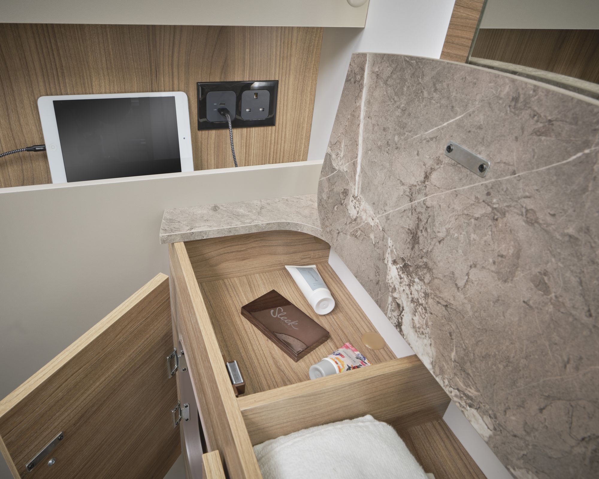 Bedroom vanity unit with sockets in the Bailey Unicorn Grande Lucena 2027
