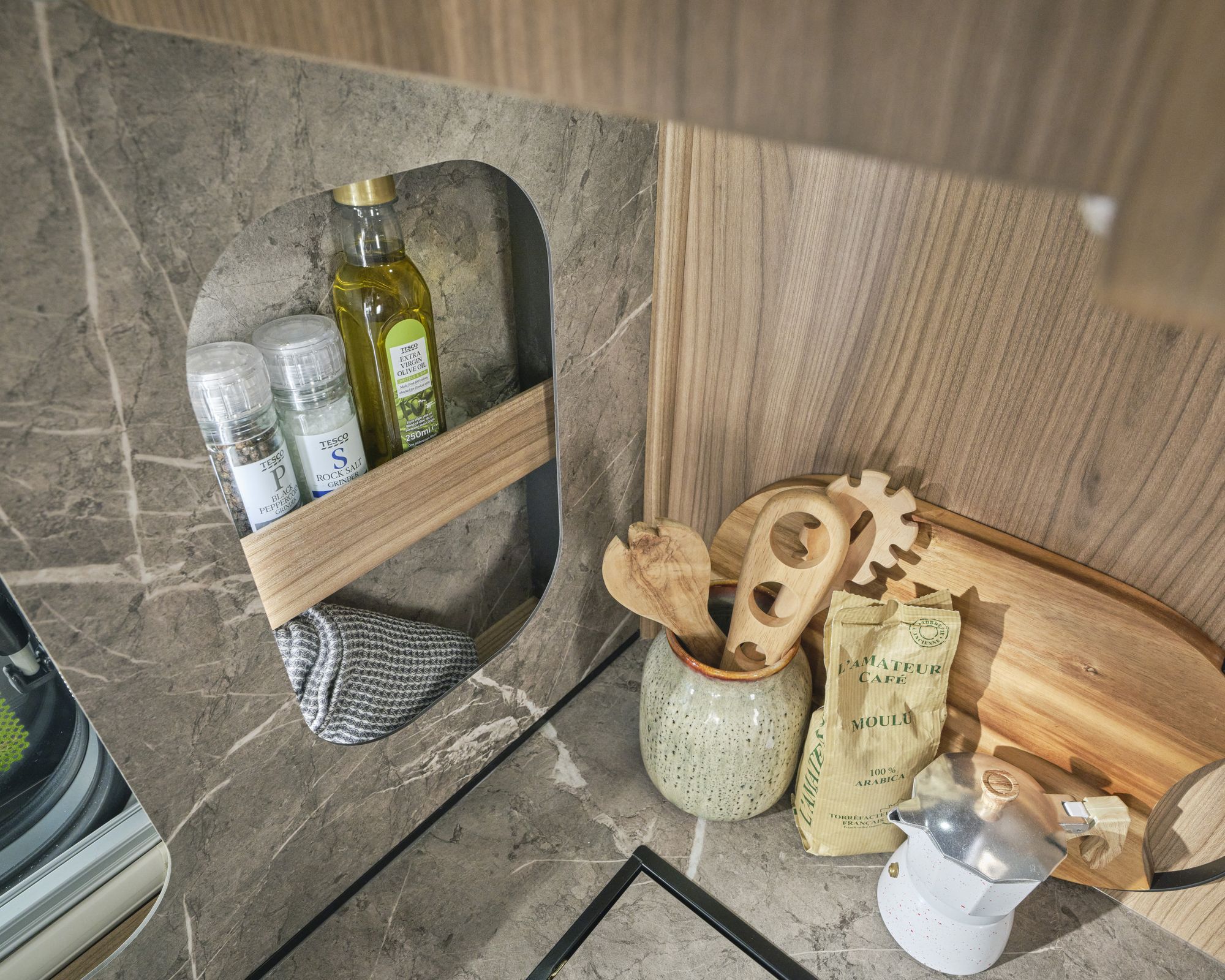 Stone-effect splashback with spice rack in the Bailey Unicorn Grande Villena 2027