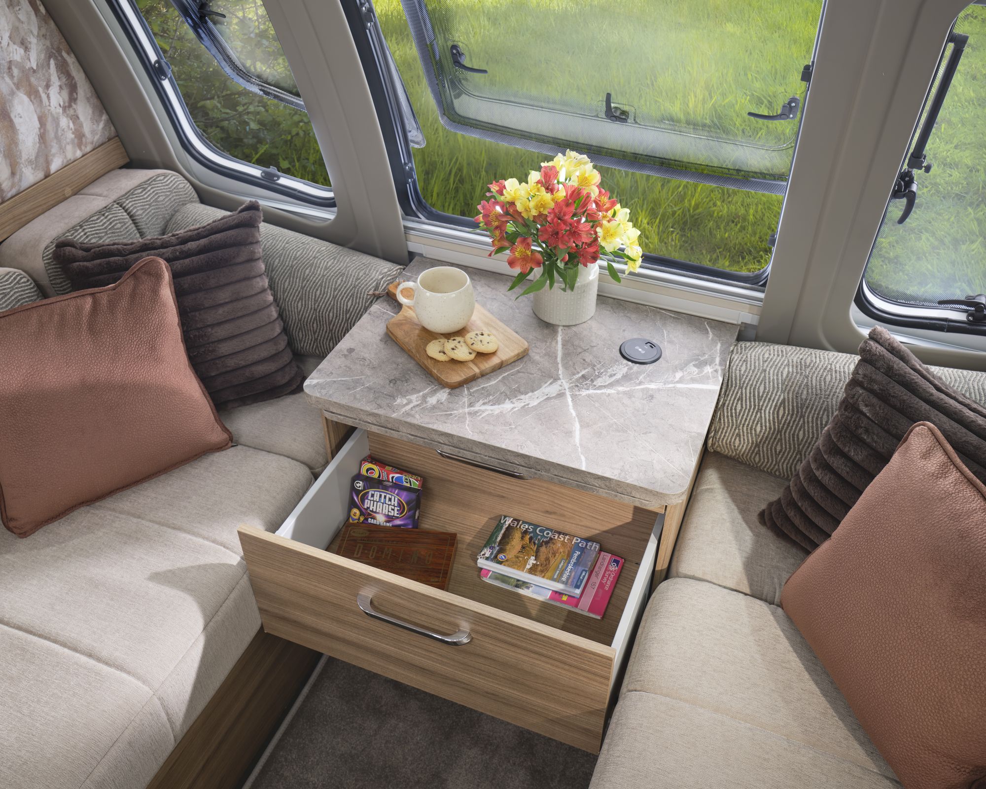 Bailey Unicorn Lite Seville 2027 Lounge Chest Front lounge with pull-out chest in the Bailey Unicorn Lite Seville 2027
